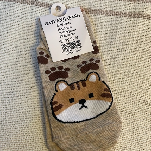 NWT cat socks - Picture 2 of 3